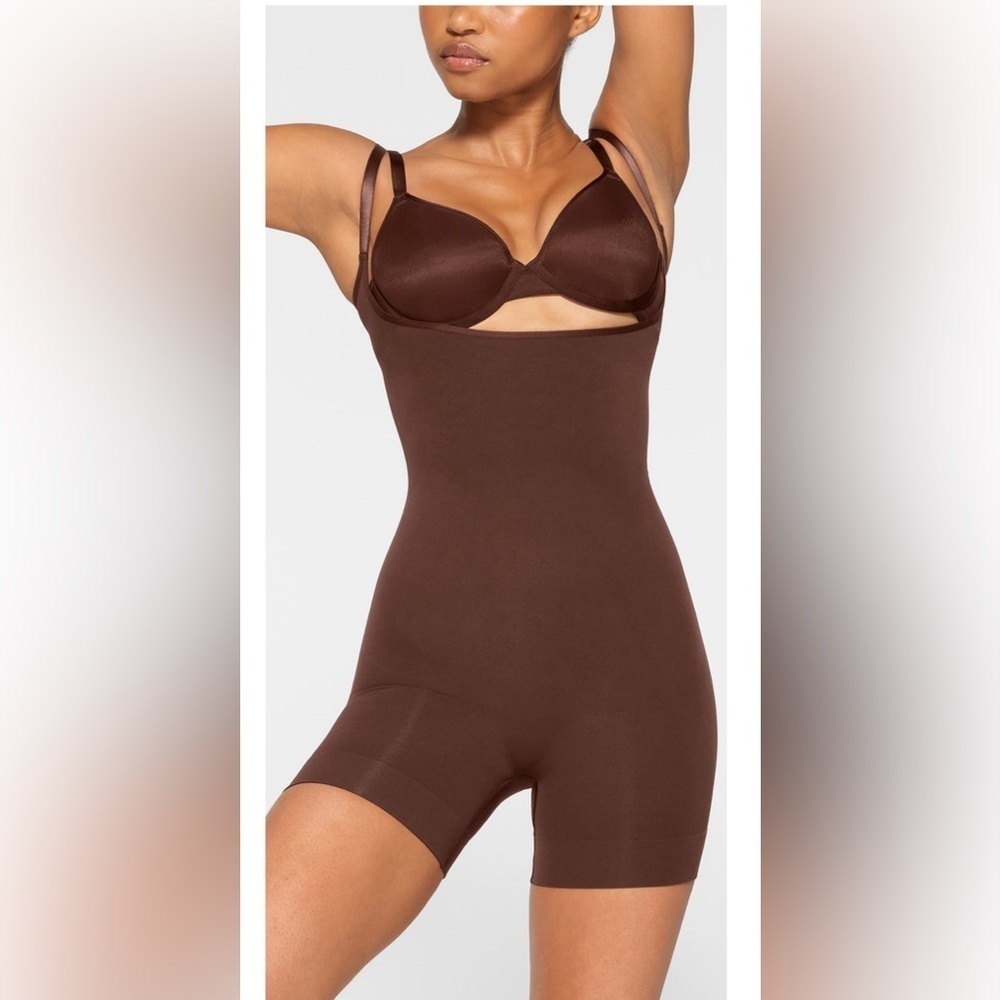 SKIMS SEAMLESS SCULPT OPEN BUST SHORTIE BODYSUIT SIZE XXS
